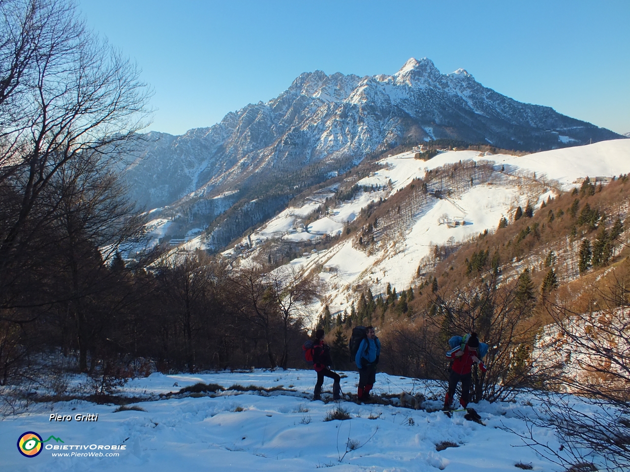 11 vista verso il Passo di Zambla e l'Alben.JPG